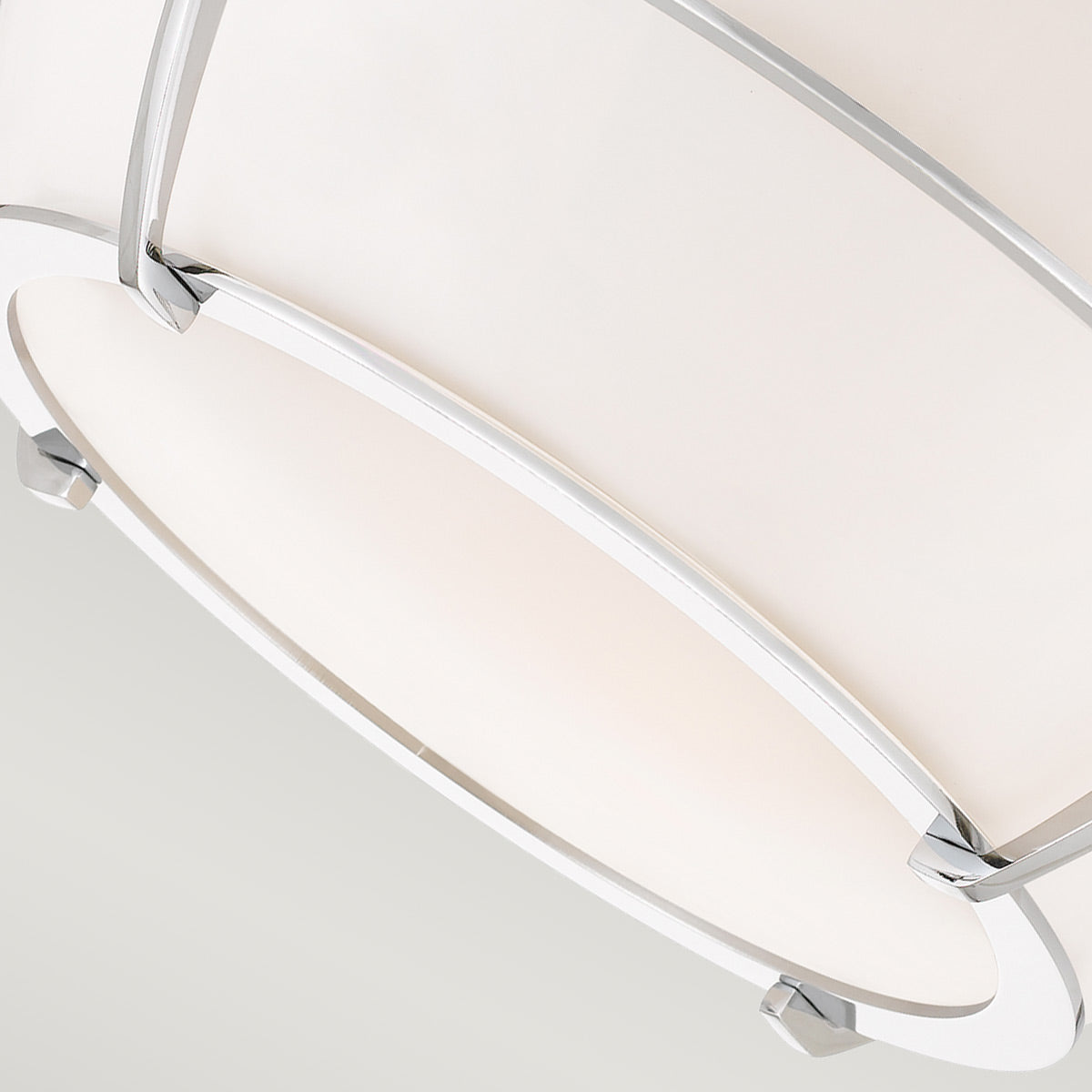 Détail du bord inférieur, du verre et des fixations vissées du plafonnier