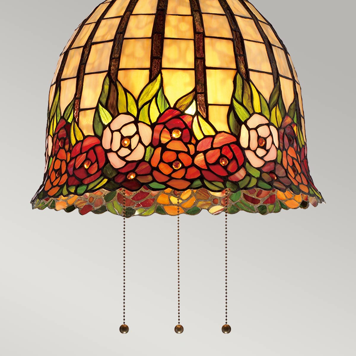 Gros plan sur la frise de roses multicolores et les chaînettes pendantes