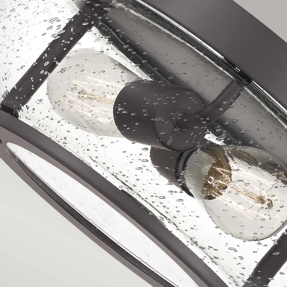 Vue rapprochée en plongée montrant deux ampoules dans le verre moucheté