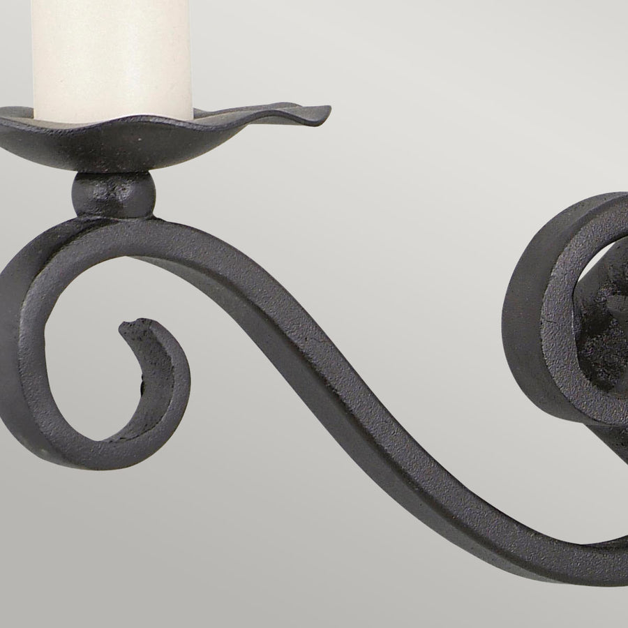 Détail d'un bras courbé en spirale et de la finition fer forgé noir
