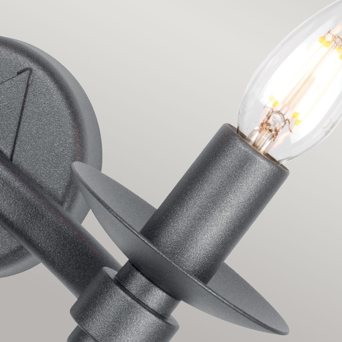 Gros plan sur la douille cylindrique et l'ampoule à filament transparente