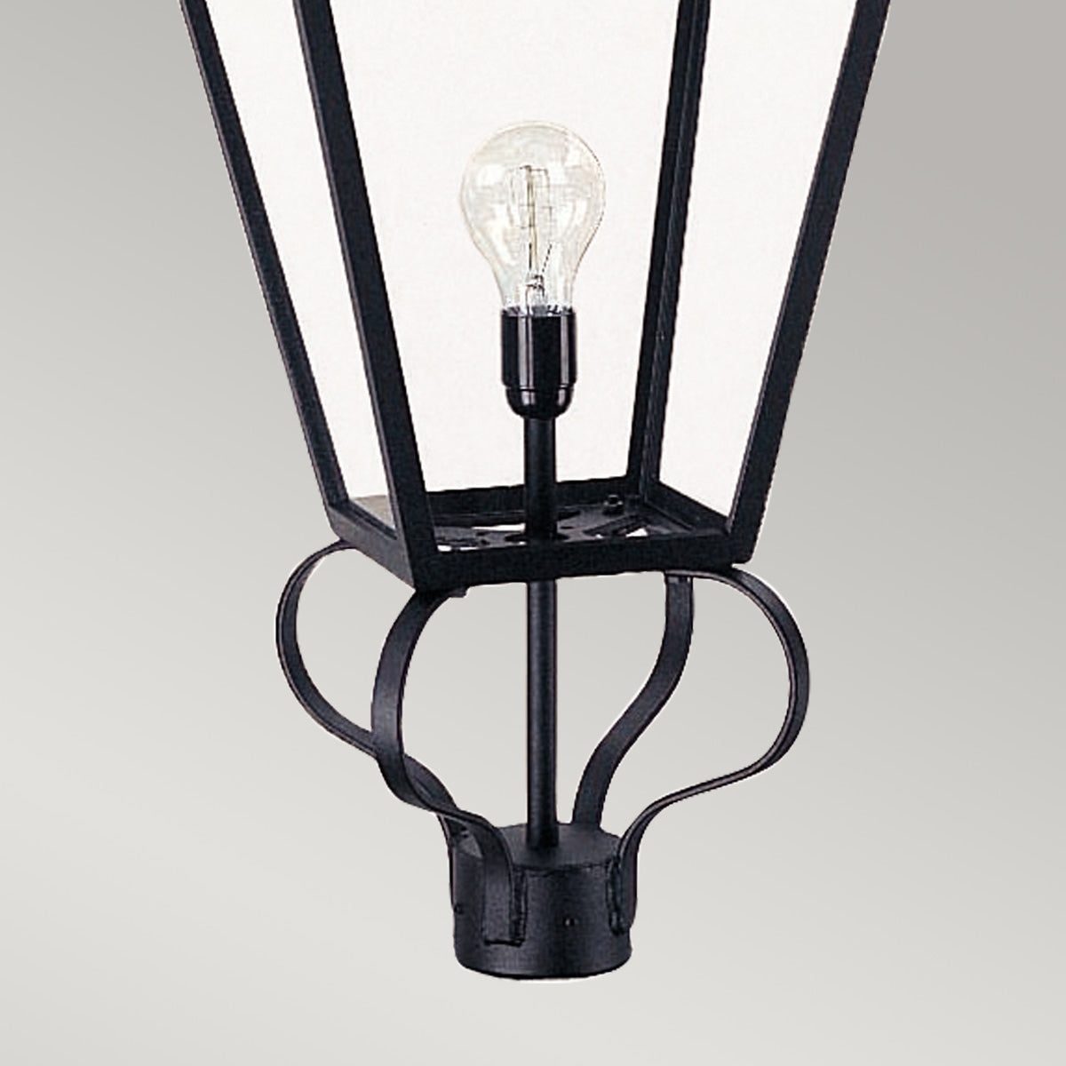 Détail de la base ajourée, de la douille et des bras courbes inférieurs.