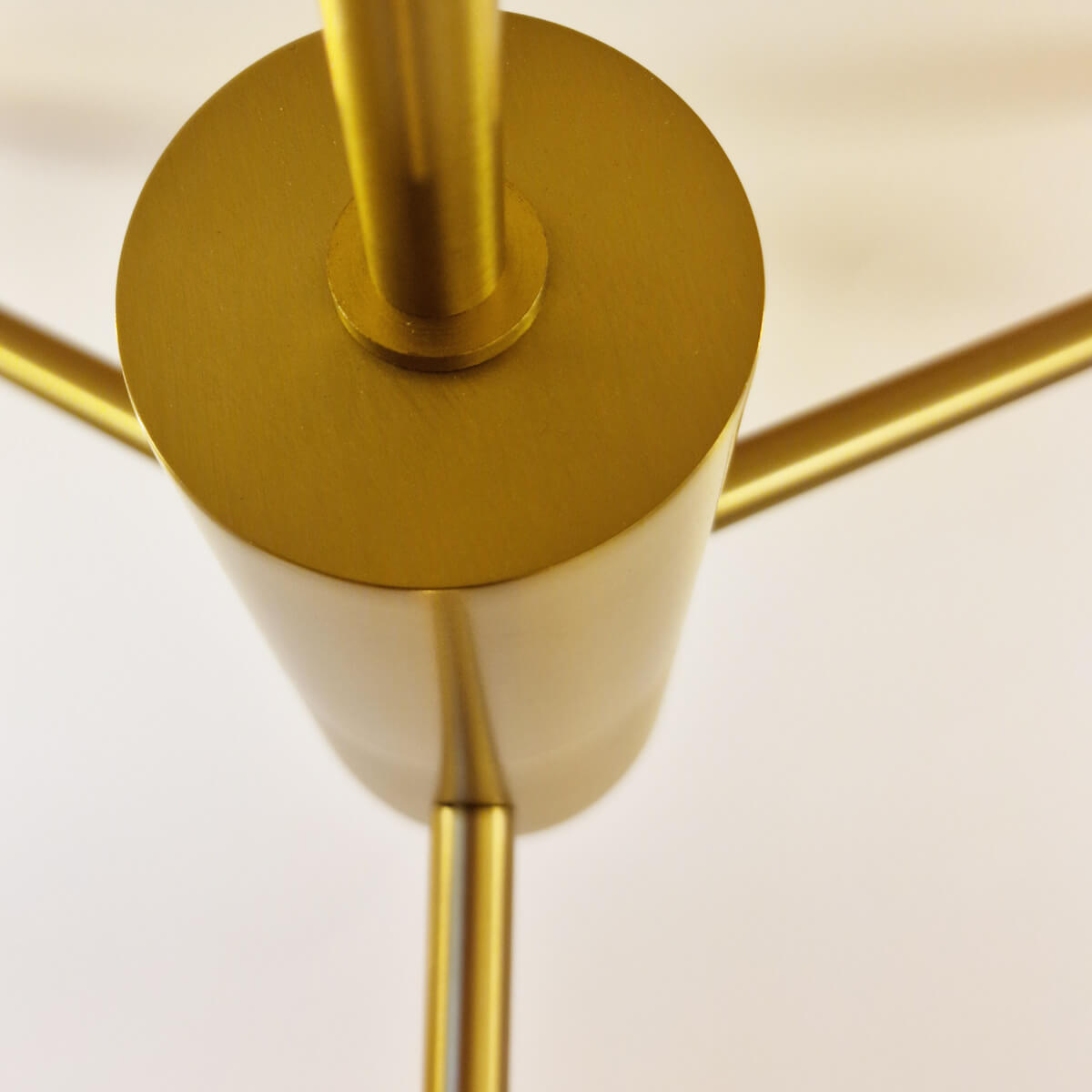 Détail vu de dessus du corps central cylindrique doré et des bras