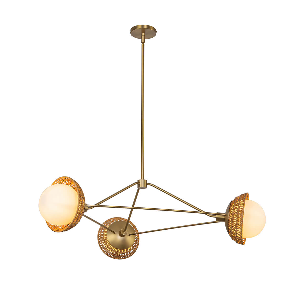 Suspension trois lumières vue de trois quarts, globes opale allumés et paniers tressés dorés
