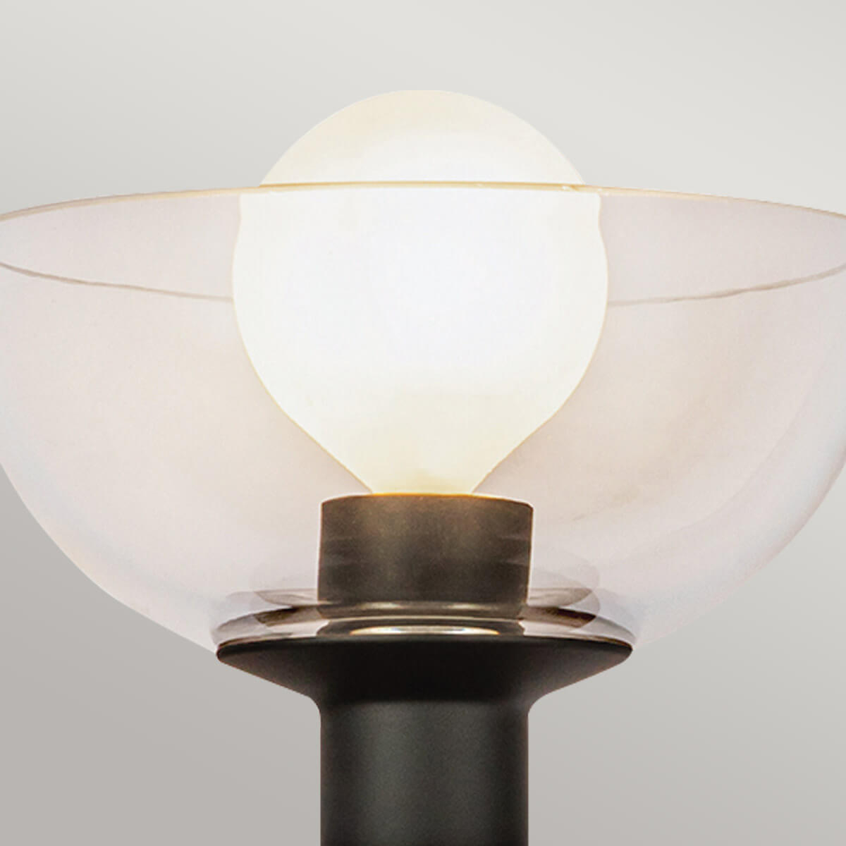 Gros plan sur l'ampoule sphérique éclairée à l'intérieur de la coupe