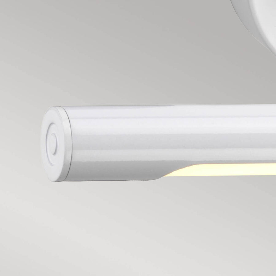 Gros plan de l'extrémité du tube blanc et de la bande LED