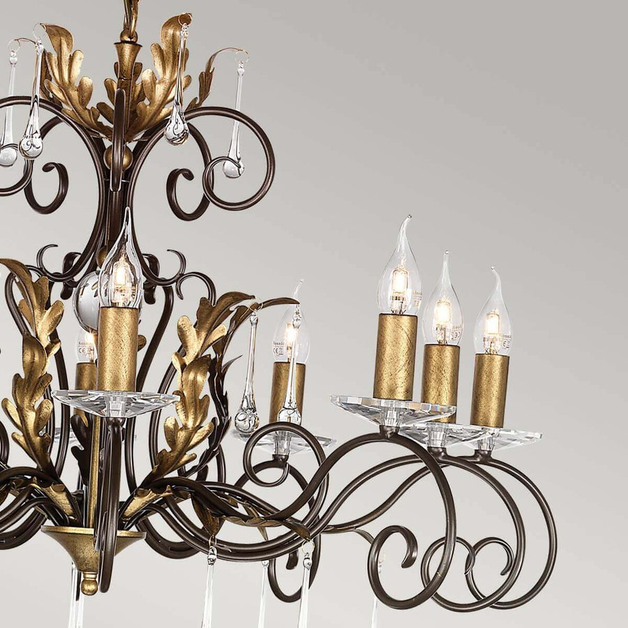 Vue rapprochée des bougies dorées, ampoules flamme et gouttes de cristal suspendues