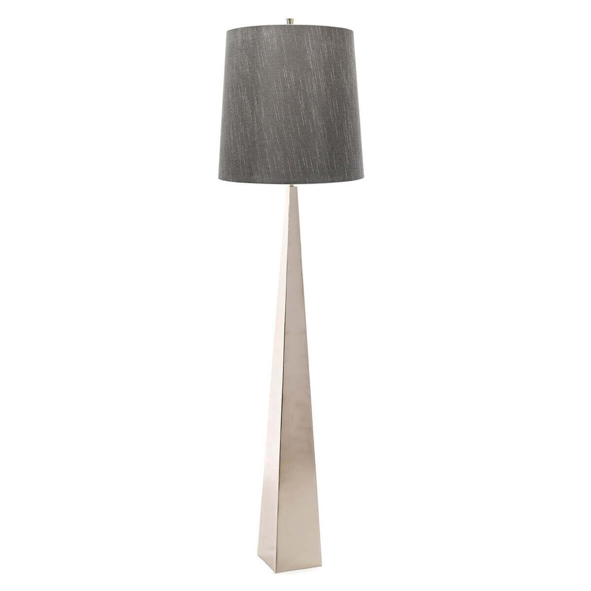 Lampadaire au pied trapézoïdal en nickel poli et abat-jour tambour en tissu gris texturé.