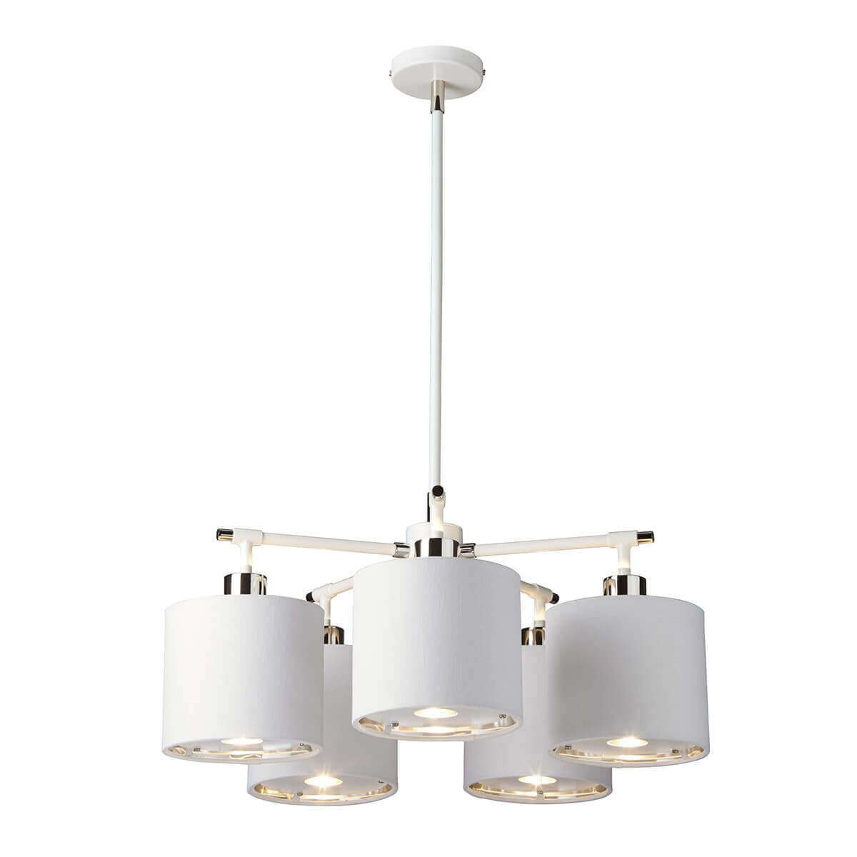 Lustre cinq lumières vu de face, abat-jours cylindriques blancs et bras en nickel poli