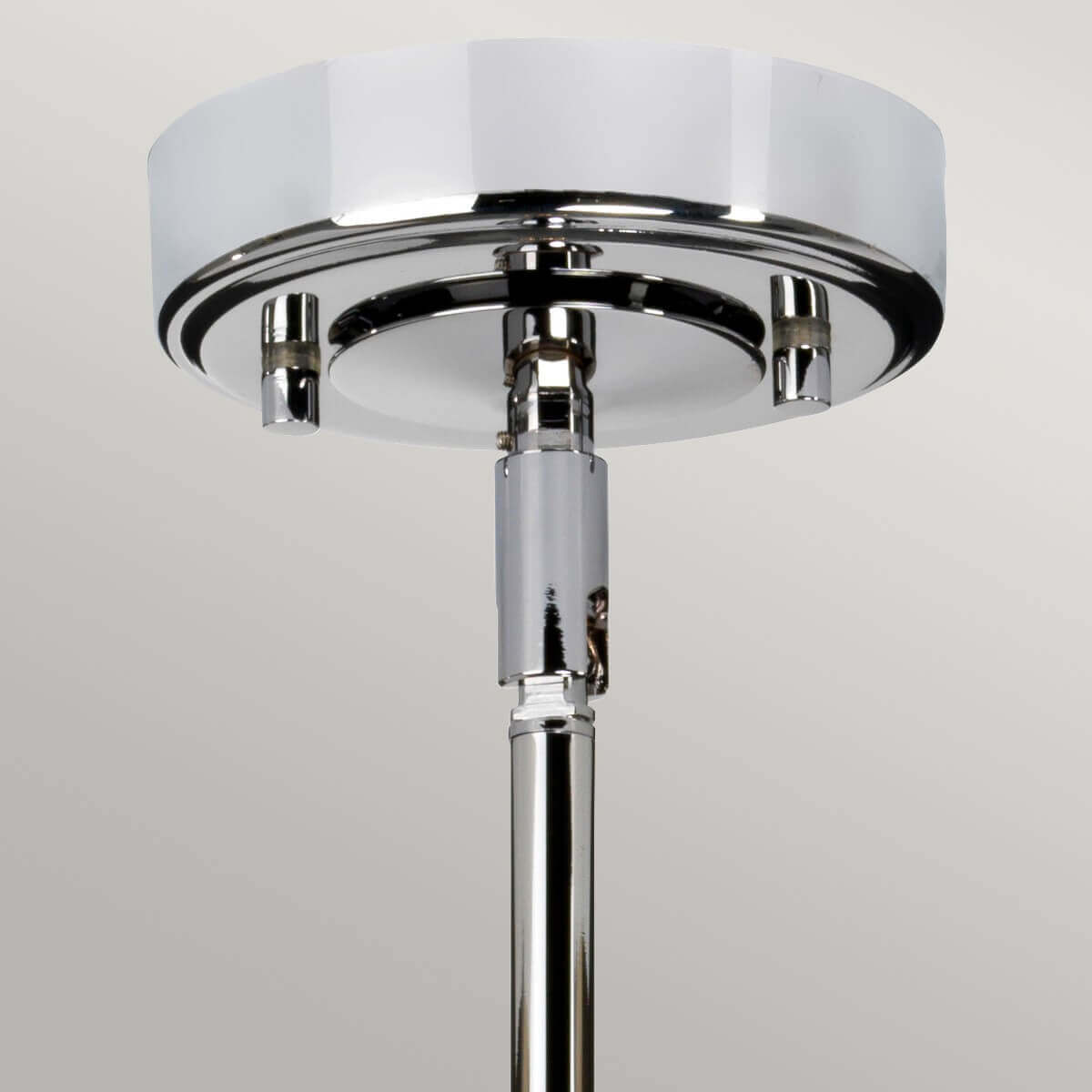 Détail de la rosace ronde en métal chromé fixée au plafond