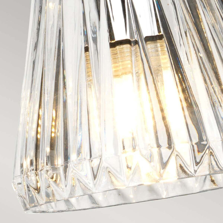 Détail du verre strié et du culot éclairé d'un abat-jour