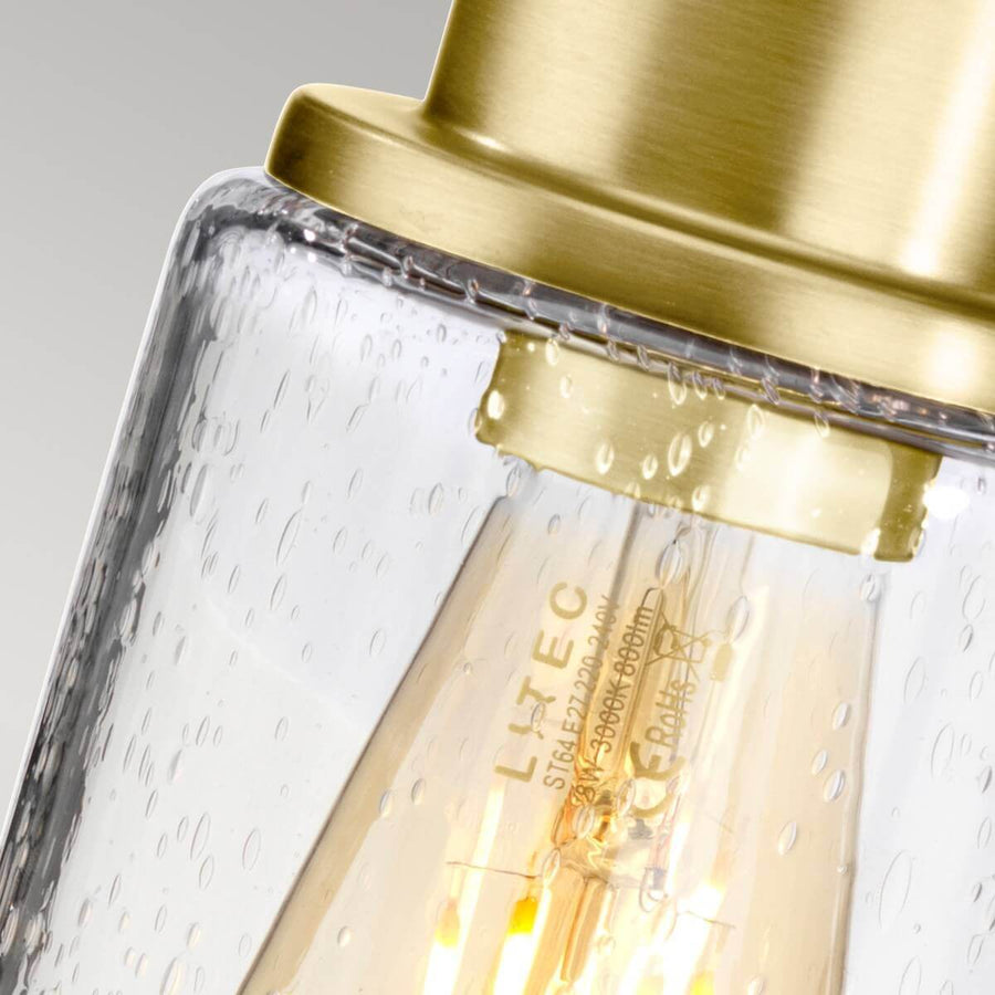 Gros plan sur la douille en laiton et l'ampoule Edison à filament visible.