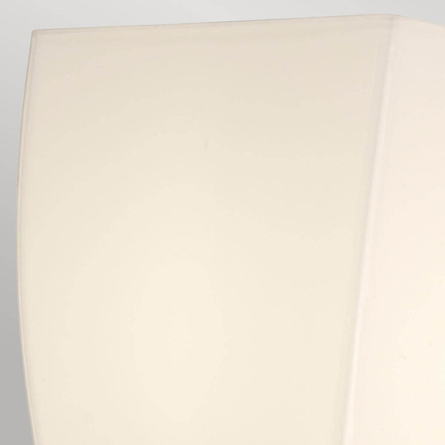 Détail du verre opalin blanc laiteux de l'abat-jour carré