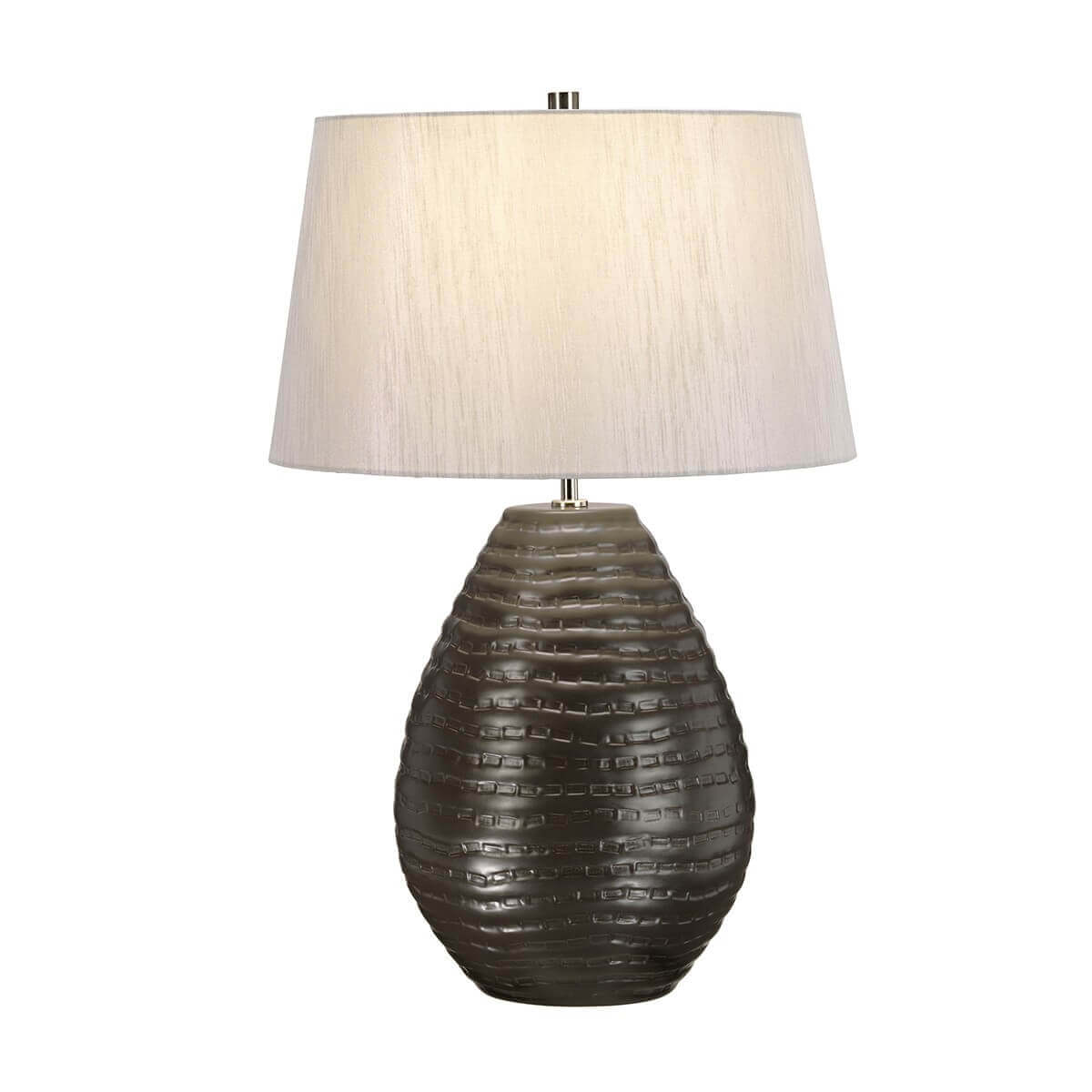 Lampe à poser vue de face avec abat-jour clair et base céramique foncée texturée.