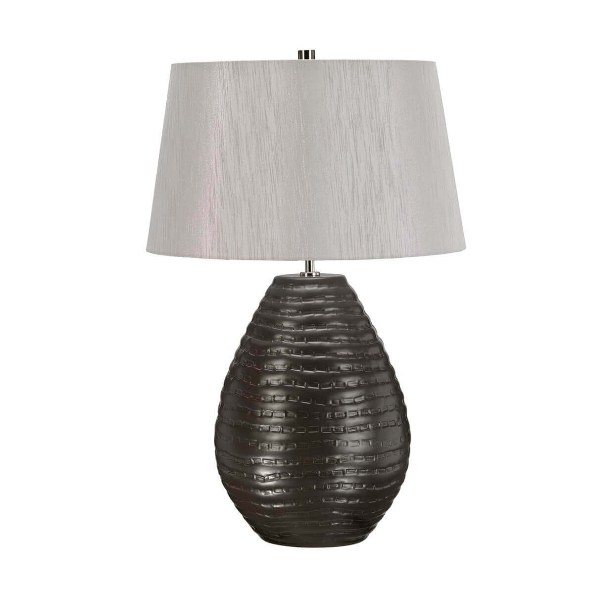 Même lampe sous un autre éclairage, abat-jour blanc cassé et socle ovale foncé.