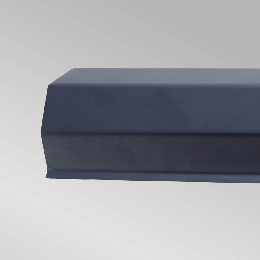 Détail du profil du diffuseur rectangulaire noir et de son bord biseauté.