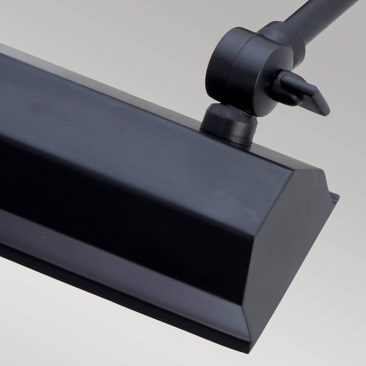 Gros plan sur le bras coudé et la tête rectangulaire noire orientable