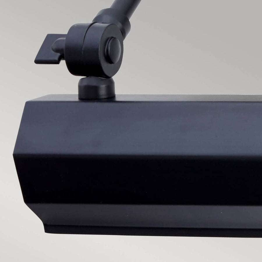 Détail de la fixation de la tête et du joint d'orientation en métal noir