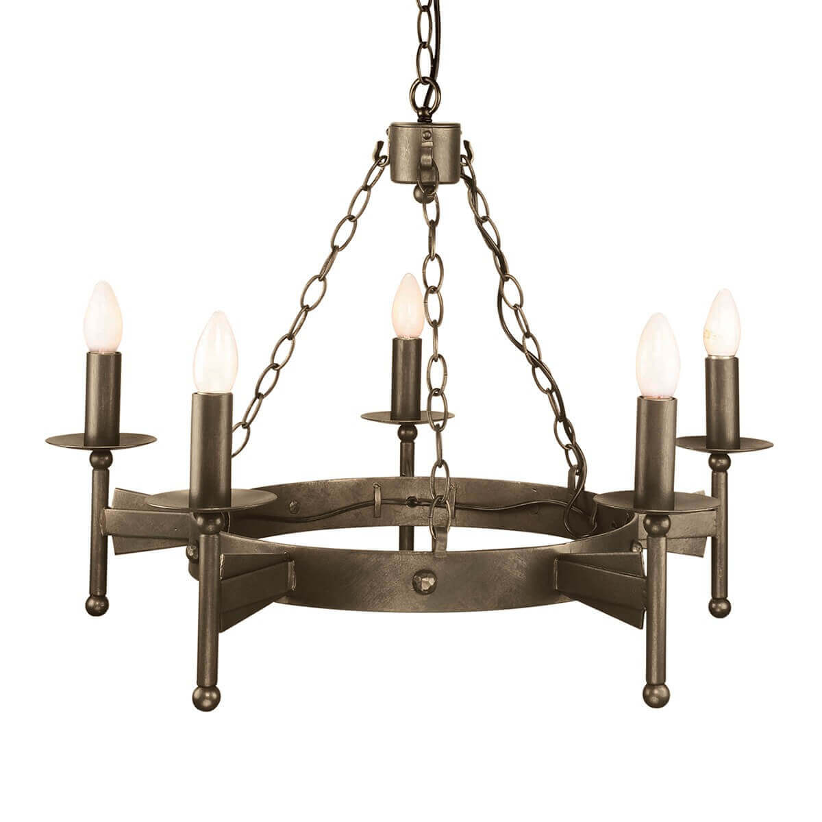 Lustre bronze à cinq lumières présenté de face sur fond blanc, suspendu par chaîne.