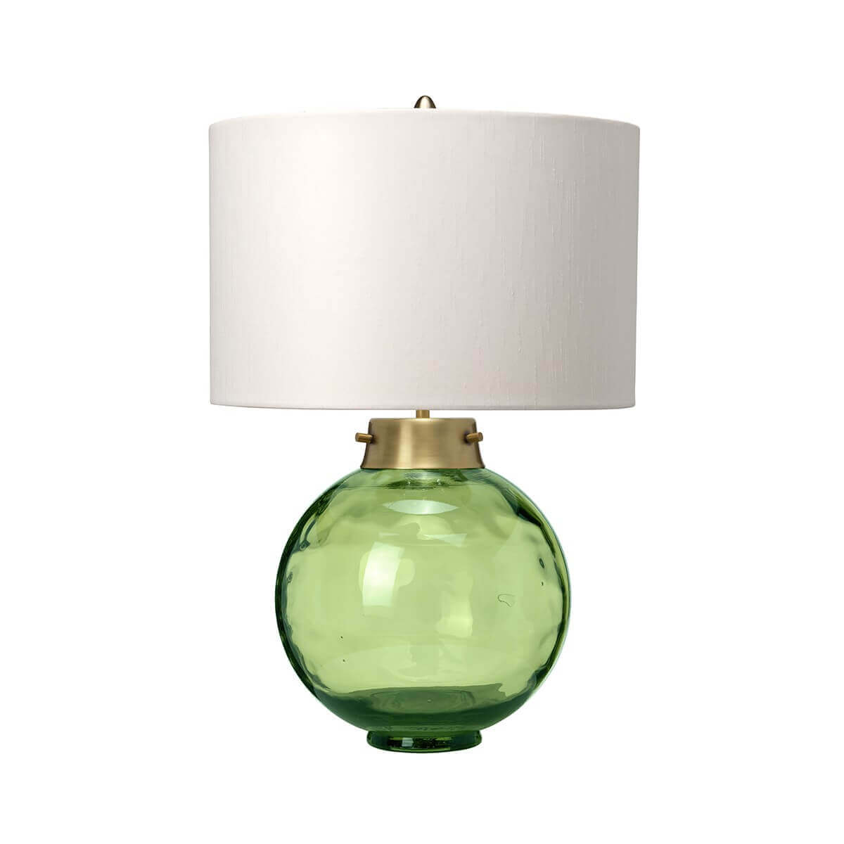 Lampe à poser de face, abat-jour blanc et base boule en verre vert olive.