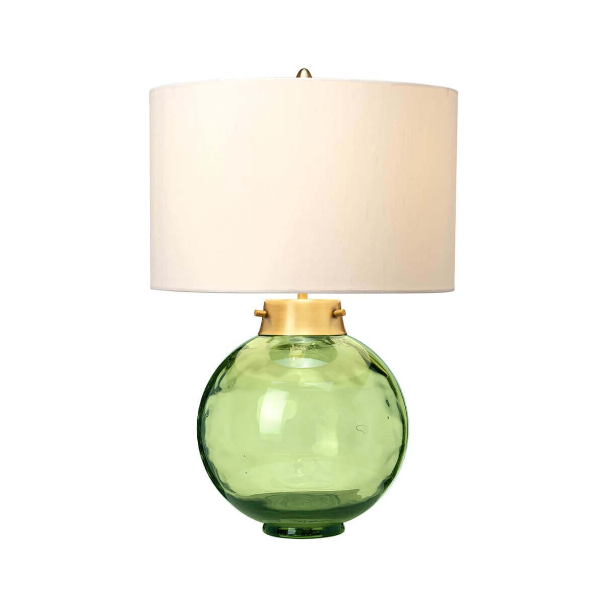 Autre vue de face du luminaire, abat-jour ivoire et base en verre vert olive.