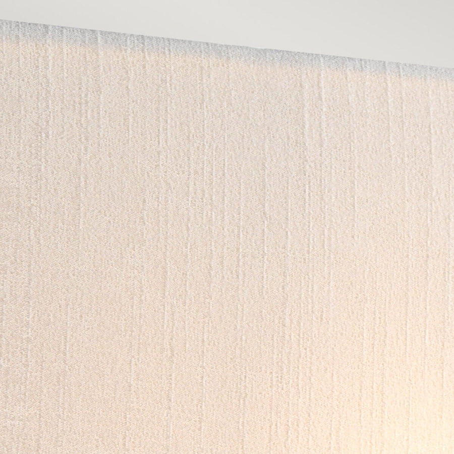 Gros plan sur la texture tissée verticale et rétroéclairée de l'abat-jour crème