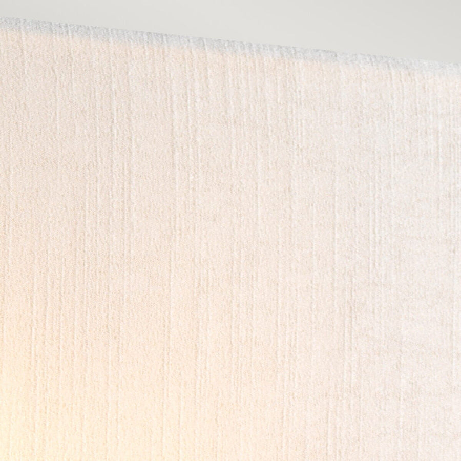 Détail rapproché du tissu crème de l'abat-jour diffusant une lumière chaude