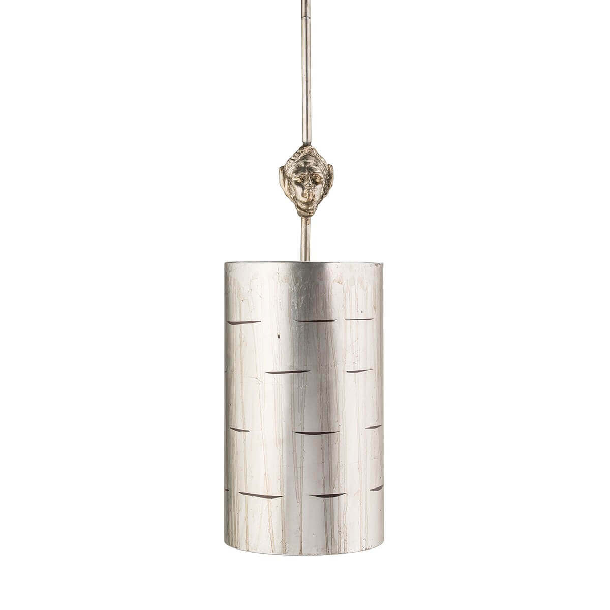 Vue d'ensemble de la suspension argentée à abat-jour cylindrique et ornement central sculpté