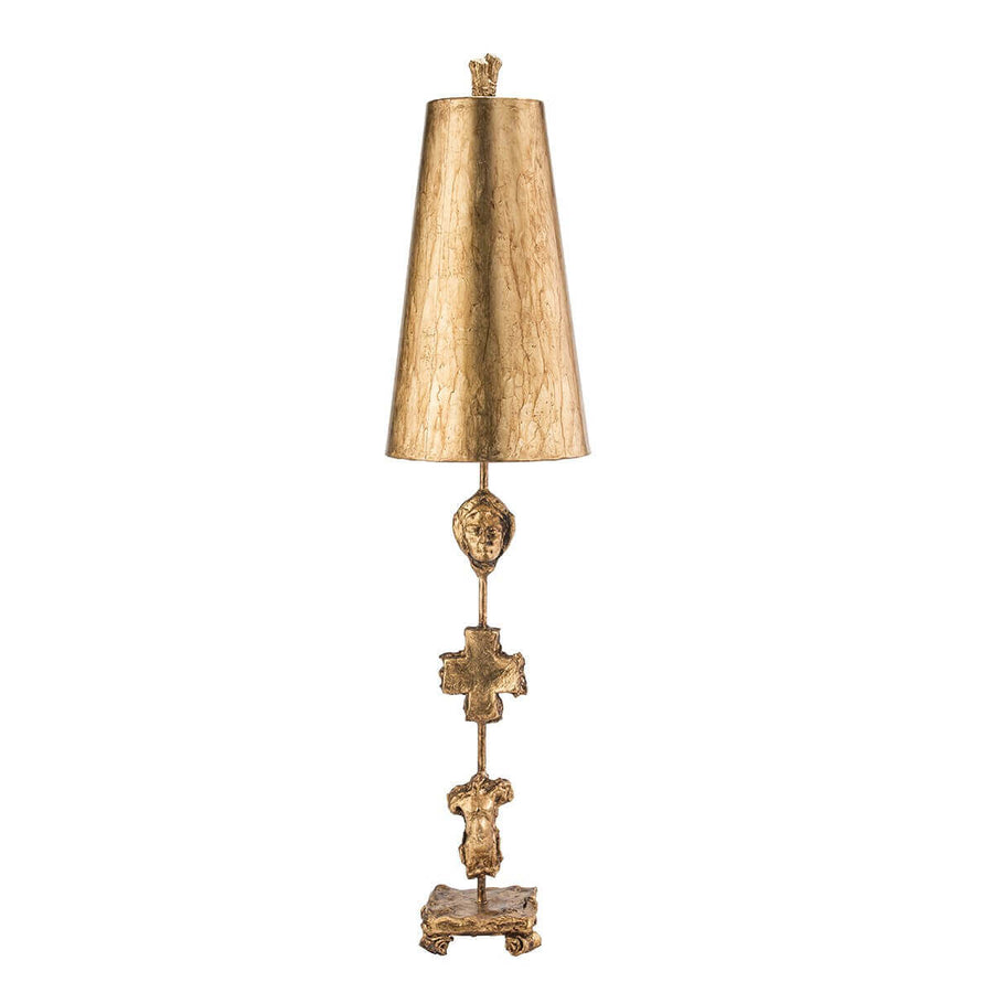 Lampe à poser dorée vieillie sur fond blanc, abat-jour conique orné sur tige sculptée