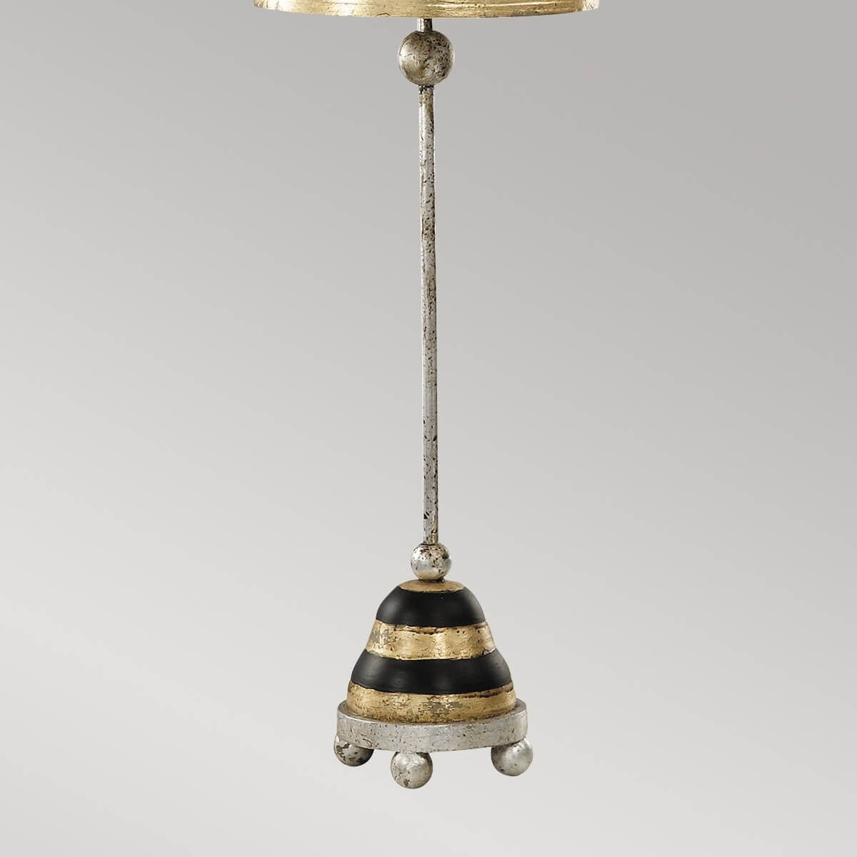 Détail de la base métallique argentée, socle à gradins noir et doré sur billes.