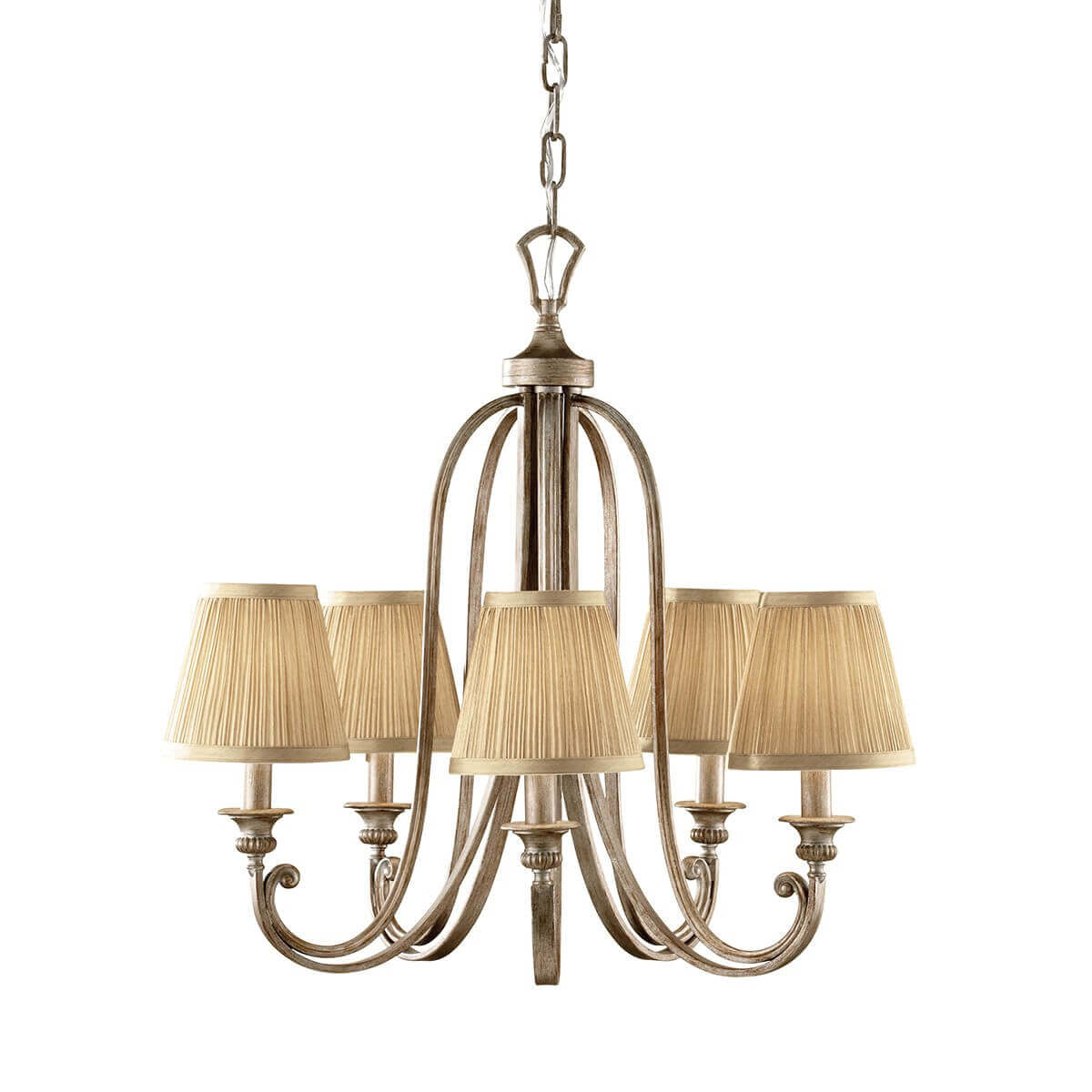 Lustre cinq lumières suspendu, bras courbés argentés et abat-jours plissés beige, vue de face