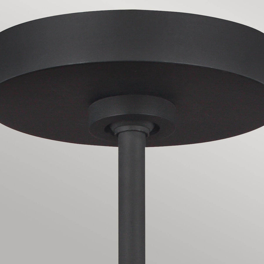 Gros plan du pavillon de plafond rond fixé à la tige noire