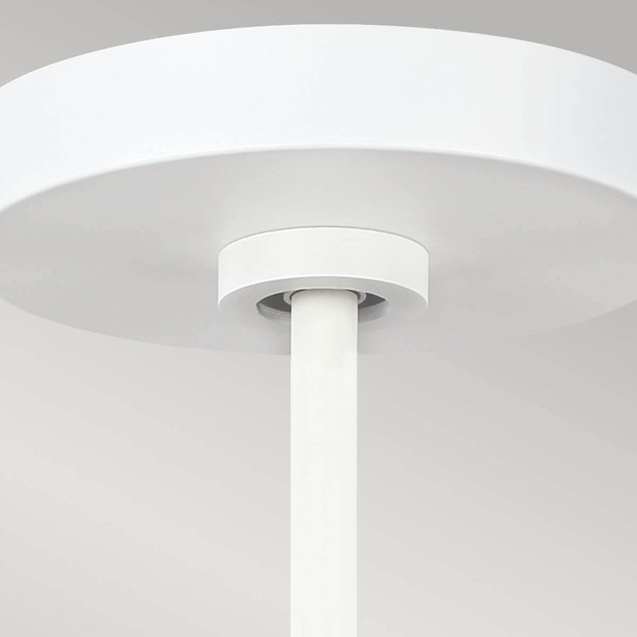 Détail de la rosace ronde blanche fixée au plafond et de sa tige