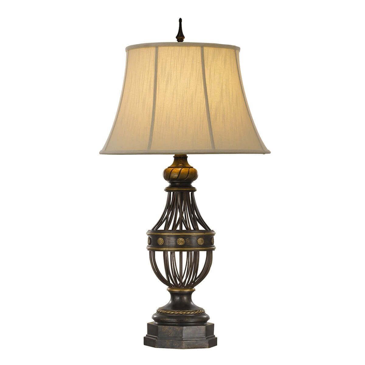 Lampe à poser complète, abat-jour textile beige et base métallique ouvragée, sur fond blanc.