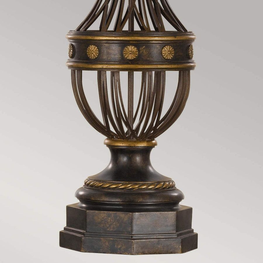 Détail de la base ajourée avec rosaces dorées et collerette torsadée.