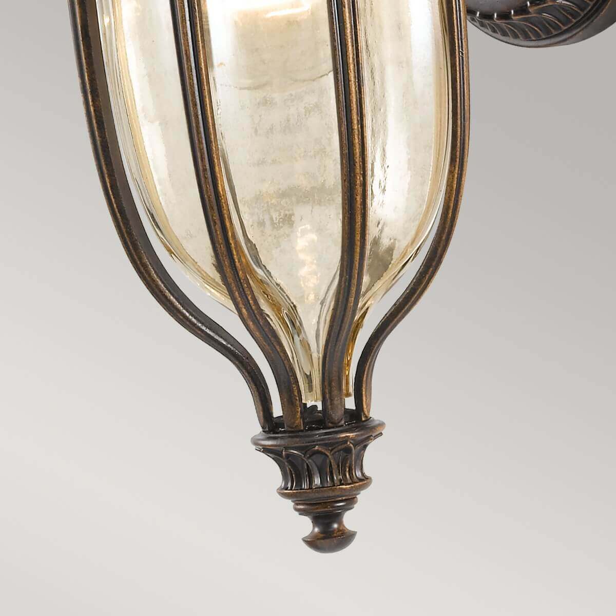 Détail de la pointe inférieure ornée d'un fleuron sous le verre soufflé
