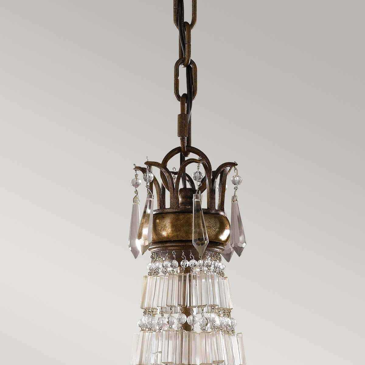 Détail du sommet : chaîne, couronne de bronze et pendants de cristal