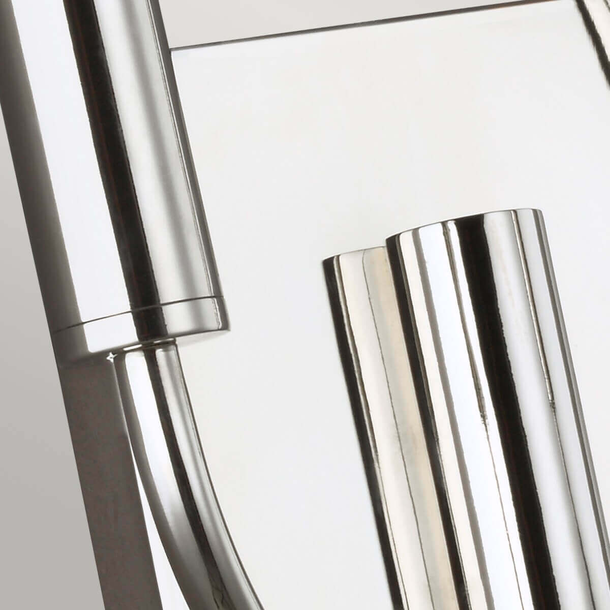 Détail de la finition nickel poli des bras tubulaires et de la plaque murale carrée