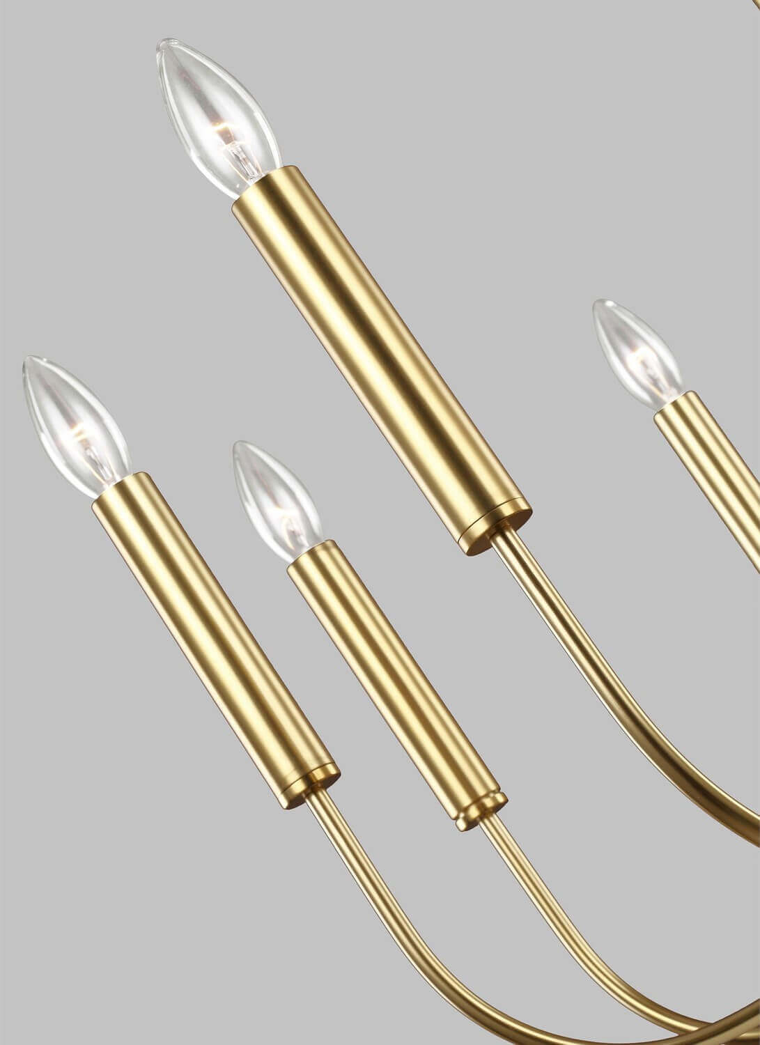 Gros plan sur les douilles cylindriques en laiton et les ampoules transparentes en forme de flamme.