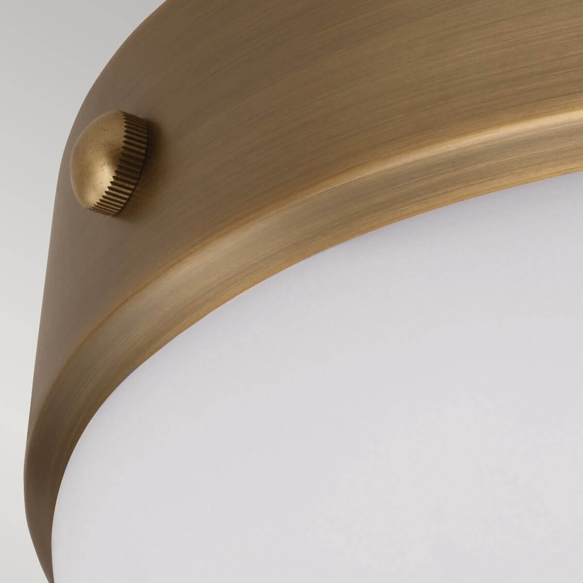 Détail du cabochon moleté en laiton fixé sur le bandeau du luminaire