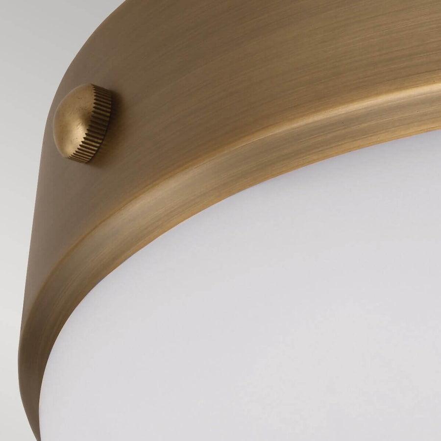 Détail du cabochon moleté en laiton fixé sur le bandeau du luminaire