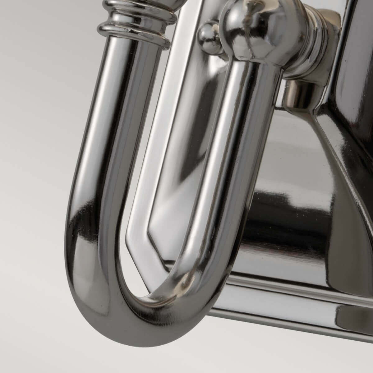 Détail du bras chromé recourbé en forme de U sous la platine