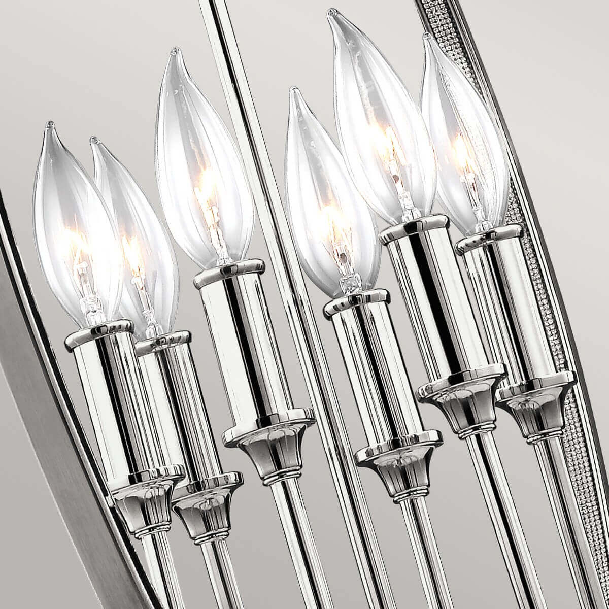 Vue rapprochée des six ampoules bougies à pointe flammèche allumées