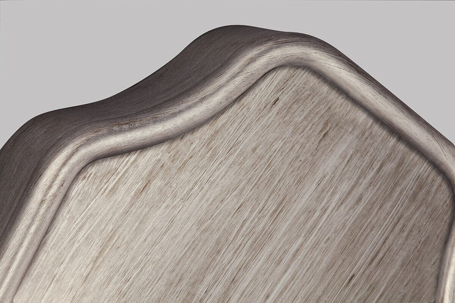 Détail du bord supérieur ondulé de la platine en finition argentée brossée