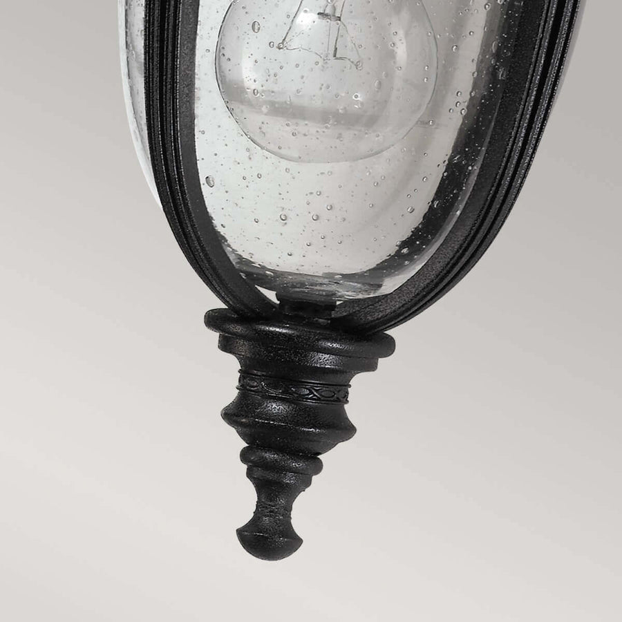 Détail de la pointe inférieure ouvragée en métal noir sous le verre.
