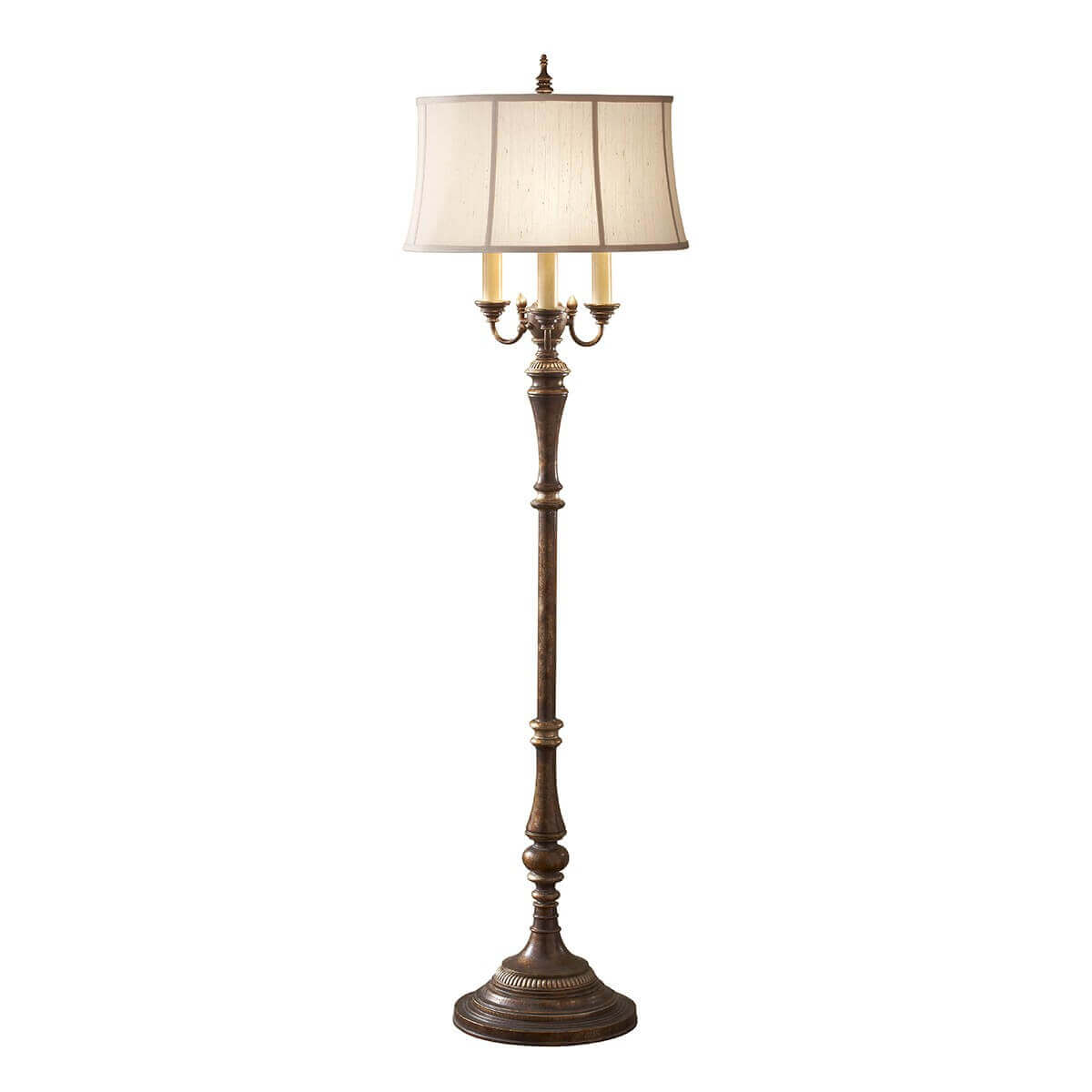 Lampadaire classique à quatre lumières, fût tourné en bronze et abat-jour cylindrique crème, vue de face