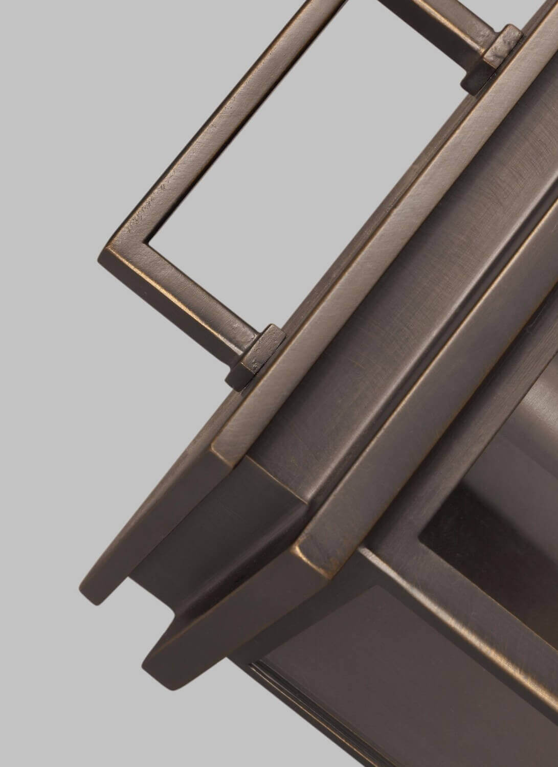 Détail du sommet : cadre métallique et finition bronze brossé patiné