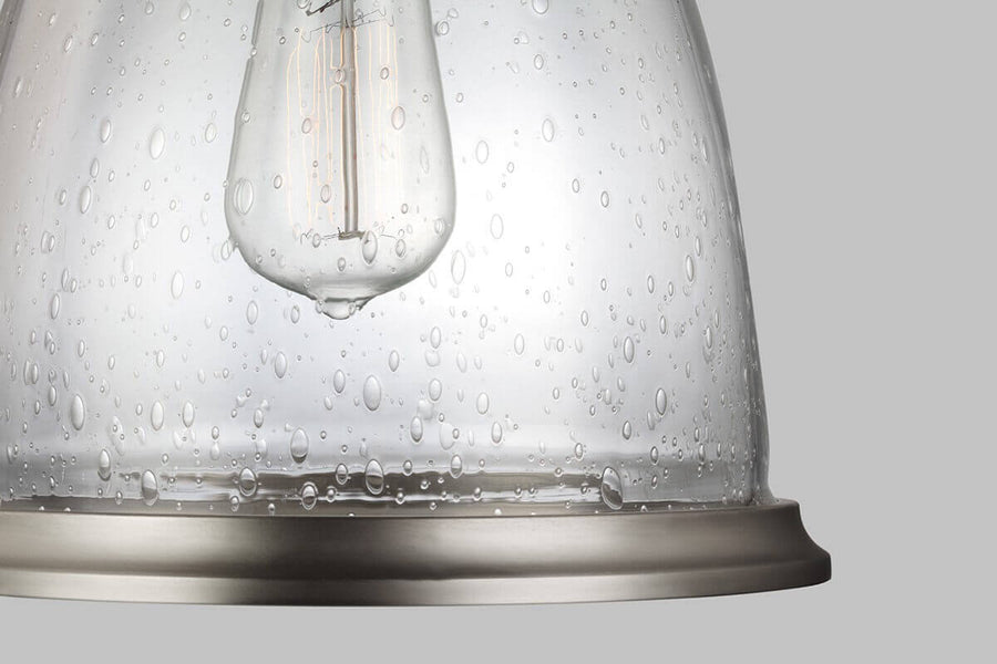 Gros plan sur le verre soufflé parsemé de bulles et son cerclage métallique