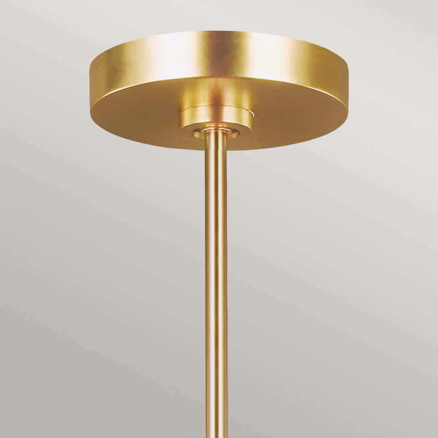 Détail de la rosace ronde en laiton et de la tige de suspension