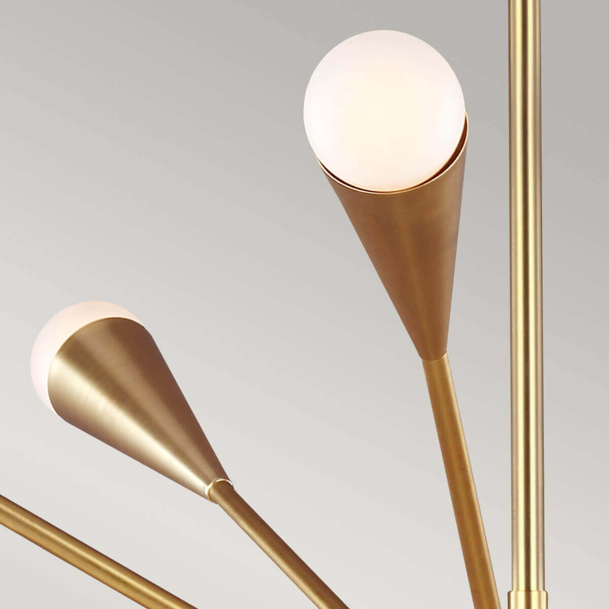 Détail des coupelles coniques en laiton et globes opalins blancs